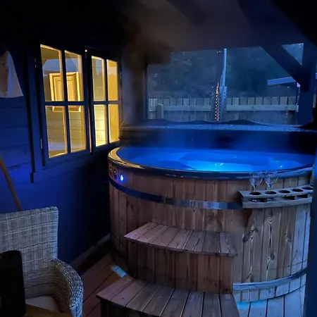 Retreat Hot Tub Highland Cabin Inverness Exterior photo